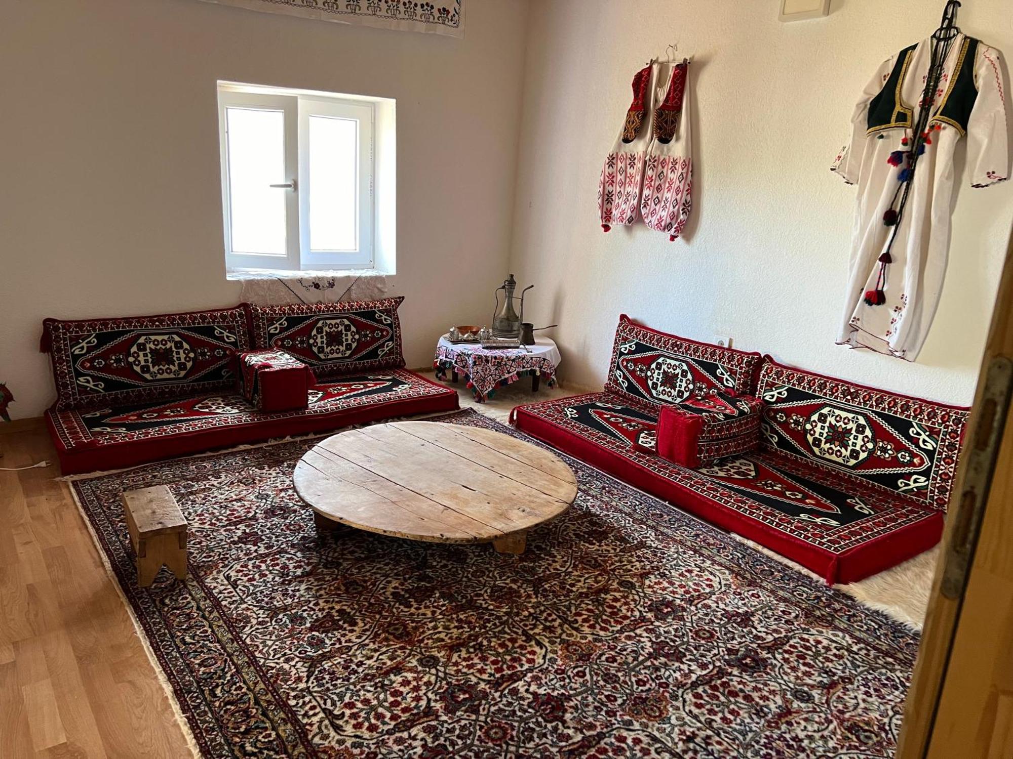 Kod Kapetana Tea Bed & Breakfast Gornji Lukomir Екстериор снимка