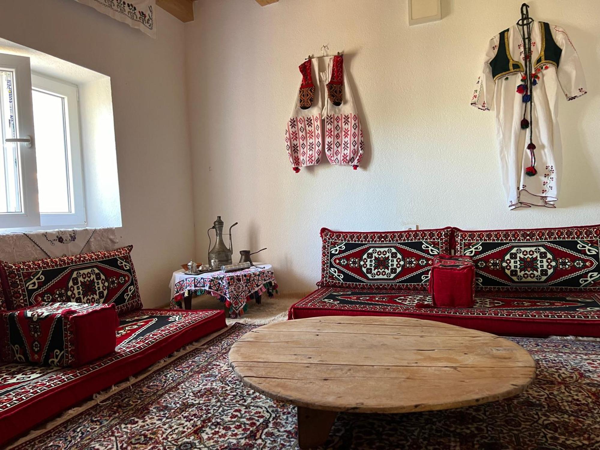 Kod Kapetana Tea Bed & Breakfast Gornji Lukomir Екстериор снимка