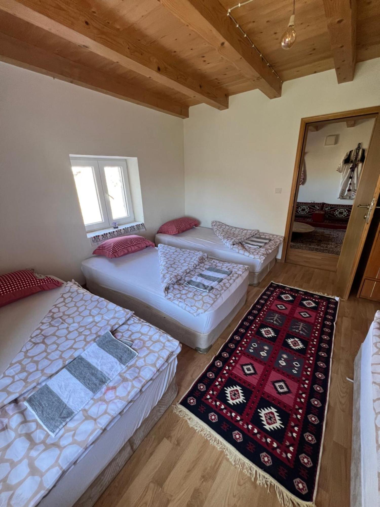 Kod Kapetana Tea Bed & Breakfast Gornji Lukomir Екстериор снимка