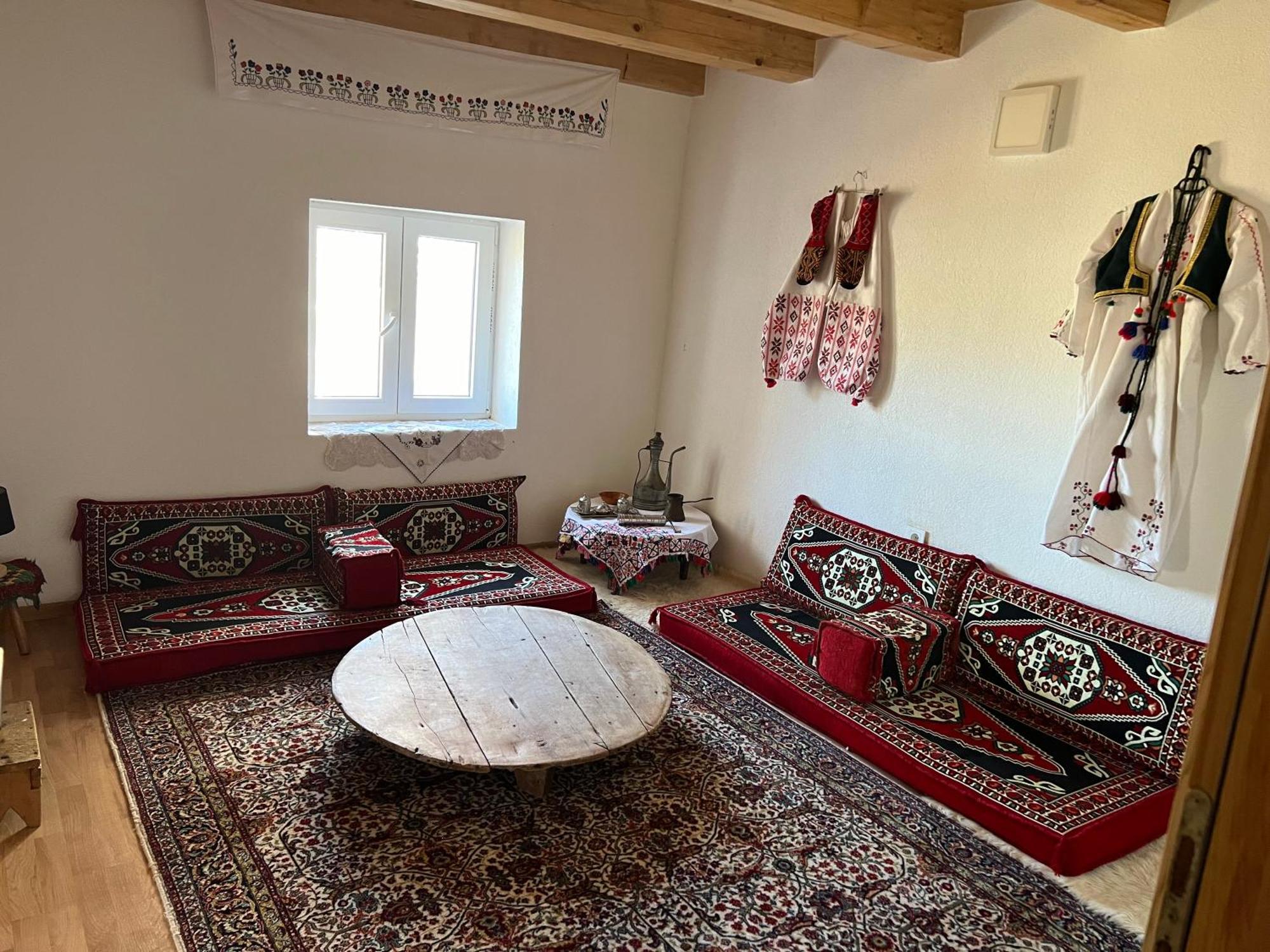 Kod Kapetana Tea Bed & Breakfast Gornji Lukomir Екстериор снимка